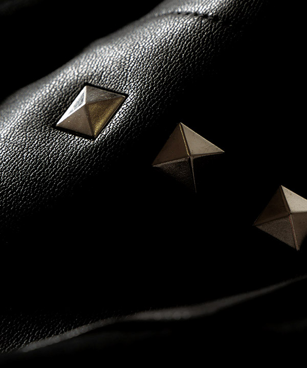 SQUARE STUDS TEE -ブラック-